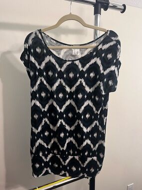 Black, White & Teal Patterned Short Sleeve Women's top with banded bottom (4/6)